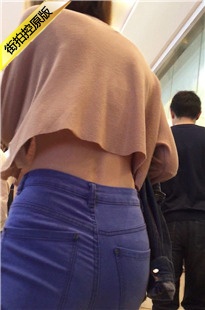 上台阶的深蓝紧牛美眉[96.4M/MOV]