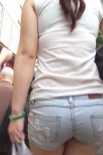 穿高跟鞋把脚卡坏的热裤MM [337M/MTS]