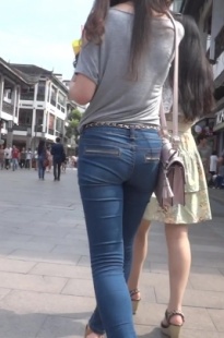 高挑的紧身牛仔美女翘臀很诱惑啊[332M/AVI]