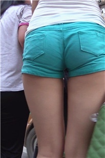 高挑热裤美眉，前三角好饱满[260M/MTS]