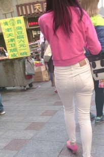 紧身白裤粉衣粉鞋美女[228M/MP4]