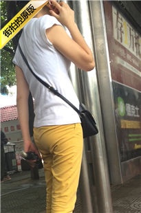 公交车站等车的紧臀女子[110M/MOV]