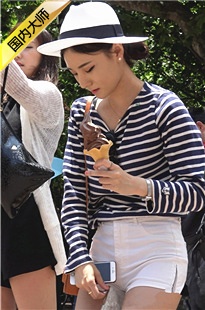 4K超清！阳光下的白色热裤美臀少女 [2GB/MP4]