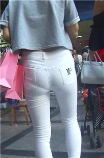 白色紧裤翘臀美眉很有臀型[94M/MP4]