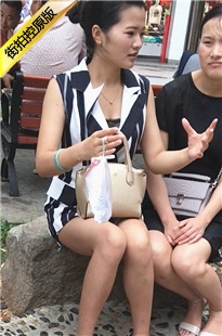 坐在石头上闲聊的极品短裙美眉[344M/MOV]