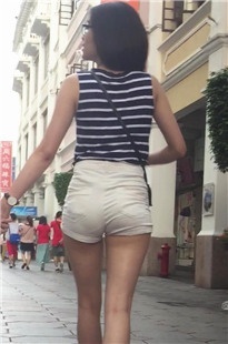 两个极品白热裤MM ，身材超赞[424M/MP4]