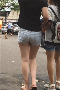 超紧翘臀牛仔热裤美眉第一季[495M/MOV]