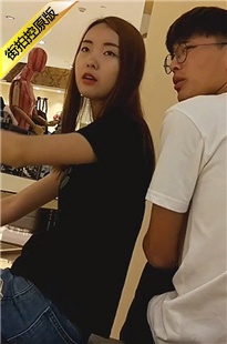 街拍美女试穿凉鞋红色的指甲油看上去更加妖媚[209M/M2T]