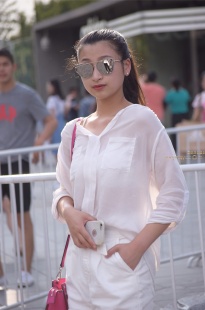 宛如邻家小妹的白色热裤精致美女－12张