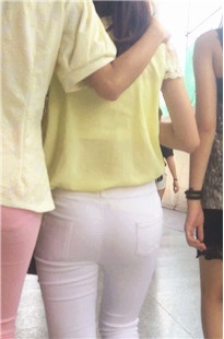 街拍白紧裤MM[56.7M/MOV]