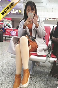 4K-高铁站等车的肉丝连衣裙漂亮长发美眉[921M/MP4]