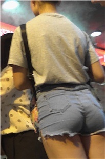 很劲爆的牛仔热裤萌妹子[457M/MTS]