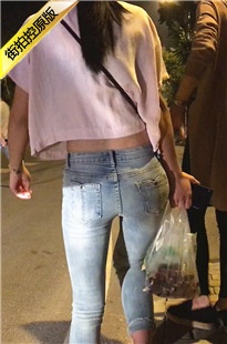 公交车上的灰色紧身牛仔裤翘臀美眉[977M/MOV]