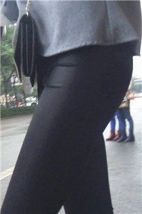 长腿美眉皮裤小翘臀内痕清晰[327M/MP4]