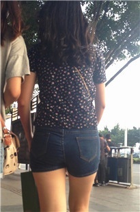 紧身蓝牛热裤美眉，勒得真紧[100M/MOV]