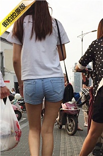 超市极品热裤大美女，骆驼趾很明显哦[1.03G/MOV]