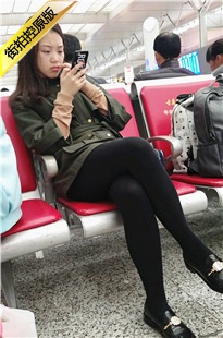4K-高铁站候车的黑色打底SW长腿美眉[706M/MP4]