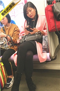 4K-地铁粉红风衣黑丝丰满美MM[622M/MP4]