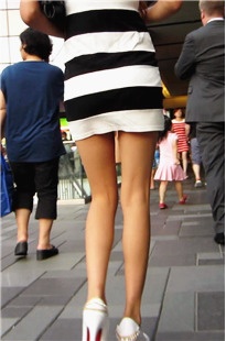 苗条的白色条纹包臀短裤美女，有惊喜[2.21G/MOV]