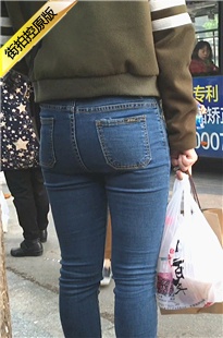 公交车站蓝色紧身牛仔裤美女极品饱满翘臀[798M/AVI]