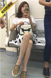 地铁黑色圆点短裙性感大长腿漂亮妹子[744M/AVI]