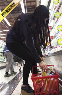 超市购物的黑色紧身裤MM [520M/MOV]