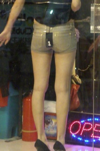 隔着橱窗看MM换依服[61.6M/MP4]