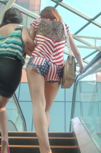 坐电梯的两个极品美女，热裤太短啦[123M/MTS]