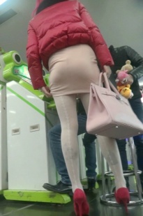 游戏厅的白袜包臀美眉[1.81G/M2TS]