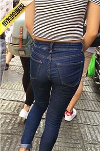 蓝色紧身牛仔裤翘臀美眉[377M/MOV]