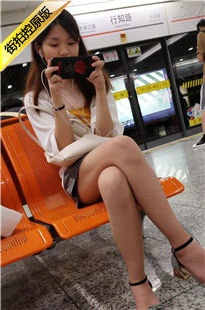 4K-看手机的白衣女孩[648M/MP4]